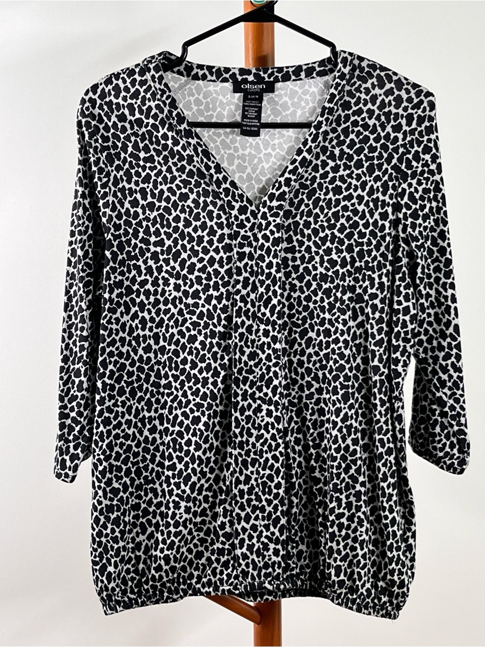 Olian Black & White Leopard-Print V-Neck Long Sleeve Top